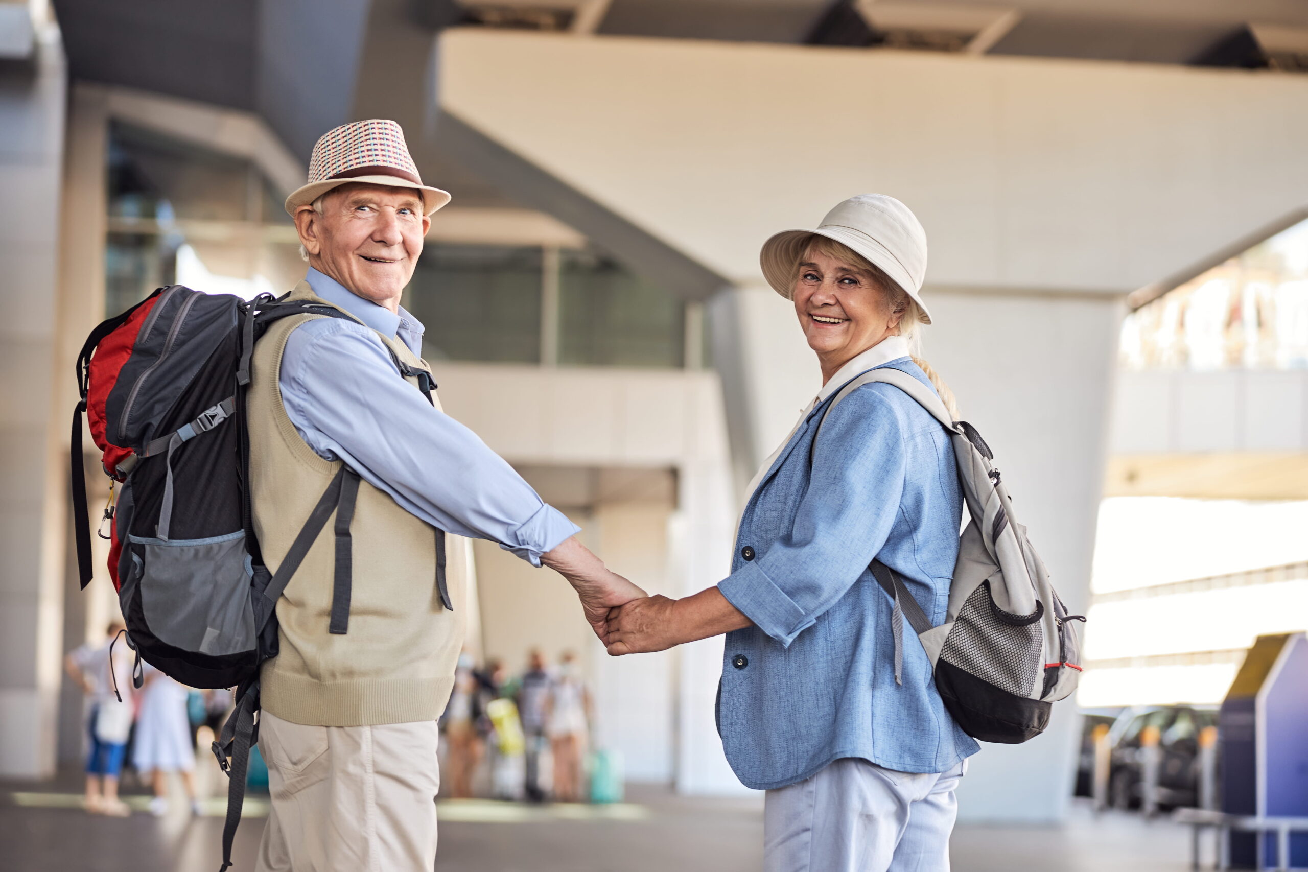 Best Living Annuities in South Africa (Elderly couple traveling)