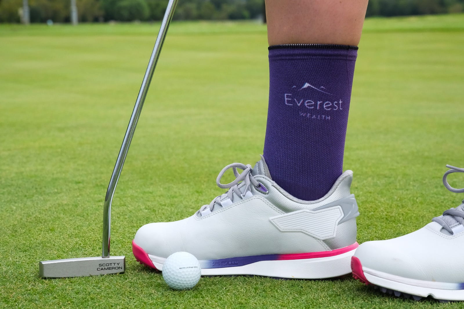 Professional Golfer Shawnelle de Lange wearing purple Everest Wealth golf socks