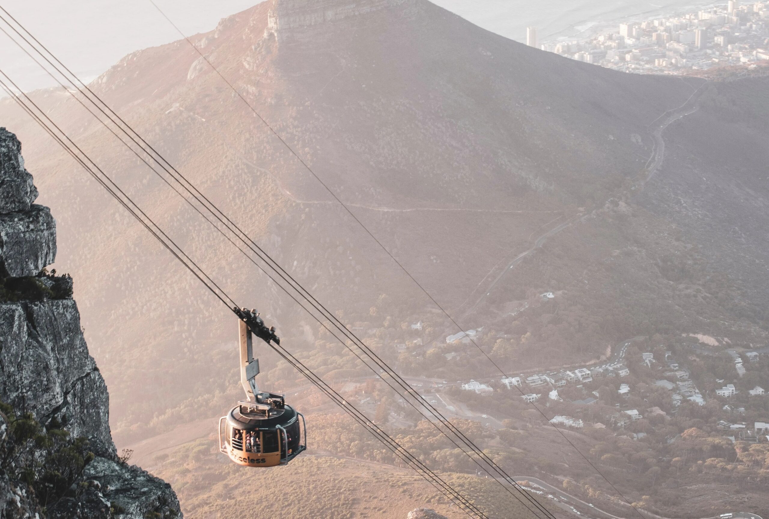 Markets Weaken as JSE Falls (cable car coming down from Table Mountian)